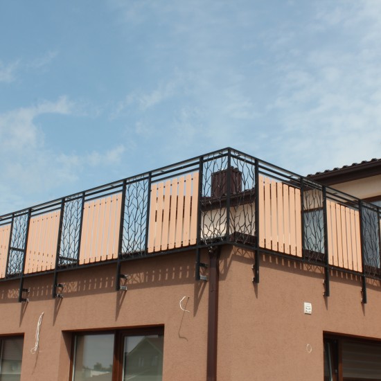 Metaliniai balkono tureklai su gamtos motyvu