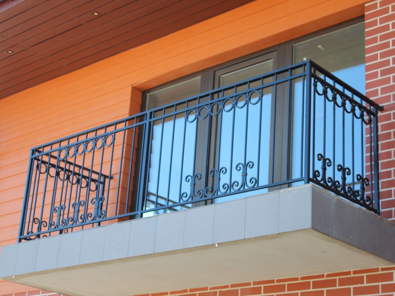 Metaliniai balkono tureklai su riesto metalo akcentais Midama